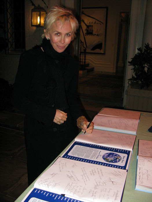 Oceana s 2008 Partners Award Gala   Inside Trudie Styler, Oct 18, 2008 :   EXCLUSIVE   Trudie Styler signing book. Oceana s 2008 Partners Award Gala   Inside. Honoring Former President Bill Clinton, Sting and Trudie Styler. Michael King Residence  Chairman of King World Productions  Pacific Palisades, CA, USA. Saturday,  October 18, 2008.  Photo by Celebrity Vibe AFLO   2361 