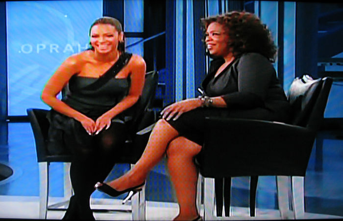 Beyonce Knowles being interviewed by Oprah Winfrey on the Oprah TV Show. Beyonce Knowles and Oprah Winfrey, Nov 13, 2008 : Beyonce Knowles being interviewed by Oprah Winfrey on the Oprah TV Show. Harpo Studios. Chicago, IL, USA. Thursday, November 13, 2008.  Photo by Celebrity Vibe AFLO   2361 
