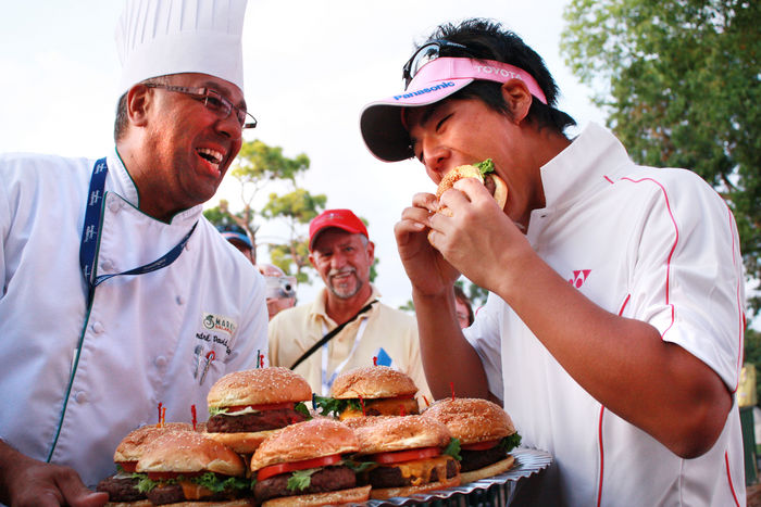 Ryo Ishikawa (JPN), MARCH 20, 2009 - Golf : Ryo Ishikawa of Japan eats a hamburger after the second round of the Transitions Championship at the (Photo by Yasuhiro JJ Tanabe/AFLO) [2174].