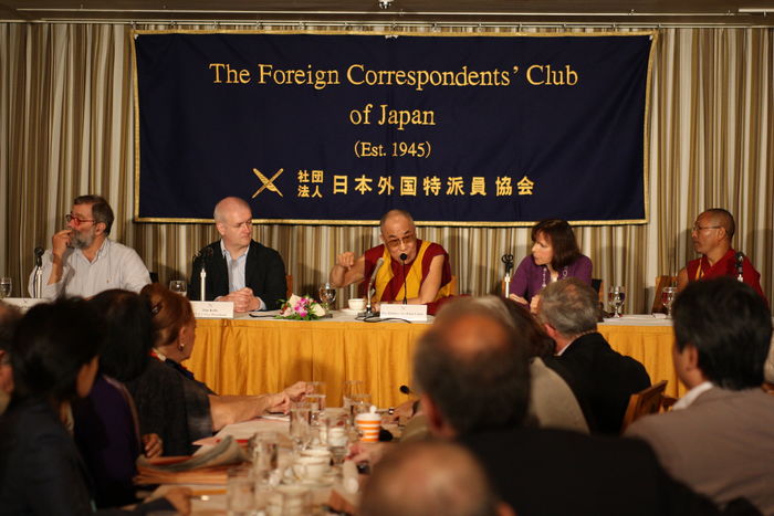 The Dalai Lama speaks at the Foreign Correspondents' Club of Japan in Tokyo Monday, November 3, 2008. Prize laureate, revered by Buddhists in Tibet and elsewhere, was on a one-week visit to Japan on the invitation of Japanese religious groups. Yosuke Tanaka/AFLO) [1122].