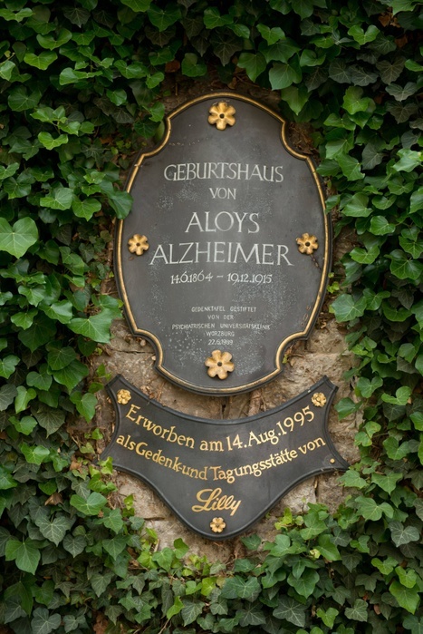 Gedenktafel am Geburtshaus von Alois Alzheimer in Marktbreit in Bayern das heute als Tagungszentrum Plaque at Birth House from Alois Alzheimer s disease in Broad market in Bavaria the Today as Conference centre and Museum here was the Researchers before 150 Years at 14 June 1864 born the Physician presented the Fundamentals the modern Dementia Research yet Today based  the Clinical Diagnosis the Disease on his Research methods out the Year 1906 but first has the Professionals the Researchers ignored Alzheimer s disease met the Patient Auguste Deter the first time in Year 1901 in Frankfurt at Main the 51 olds is unusual confused and can to to Almost Nothing remember Alzheimer s disease is before a Mystery a Diagnosis can he not make as the Woman in April 1906 dies can he to the Brain the Dead after Munich Send mocked as Psychiatrist with Microscope manufactures he there colorized  to he , close that the Cortex strong changed is and he encounters Unt epd