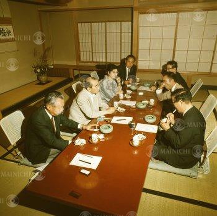 Selection Committee for the 3rd Tanizaki Junichiro Award  Chuo Koron Co., Ltd.  On September 18, 1967, the selection committee for the 3rd Tanizaki Junichiro Award  Chuo Koron sha , including Yukio Mishima, met at Fukuda House in Toranomon, Tokyo. The selection committee meeting dragged on, and it was well into the night when it was decided that Kobo Abe s  Friend  and Kenzaburo Oe s  Football in the First Year of Man en  would receive the prizes. The committee members were relieved to have fulfilled their major role and were relieved to be able to take a break. Fumio Niwa, Fumiko Enchi, Seiichi Funabashi, and Shohei Ooka from the back left, and Sei Ito, Yukio Mishima, and Yasuhiro Takeda from the back right: at the Fukuda House in Toranomon, Minato ku, Tokyo, September 18, 1967  photo by Takashi Yonezu 