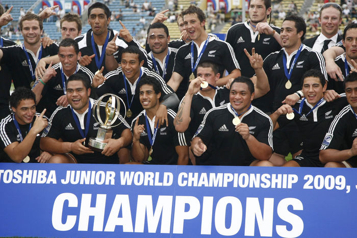 New Zealand won the championship for the second year in a row . Tokyo, Japan, June 21, 2009   New Zealand players celebrate their second successive IRB Junior World Championship following Sunday s New Zealand beat England 44 28.  Photo by YUTAKA AFLO SPORT   1040 .