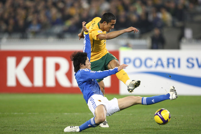 2010 FIFA World Cup Asia Final Qualifier Atsuto Uchida: Melbourne, Australia, June 17, 2009   Atsuto Uchida, foreground, of Japan and Tim Cahill of Australia vie for the control of the ball during Wednesday  39 s FIFA World Cup qualifier in Melbourne, Australia, on June 17, 2009. Japan was ahead of Australia 1 0 in the first half but the undefeated Japan and Australia qualified for next year  39 s World Cup, joining host South Africa in the 32 nation field.  Photo by YUTAKA AFLO SPORT   1040 .