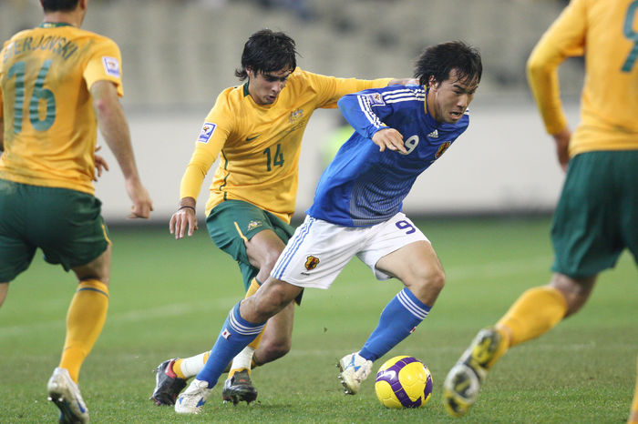 2010 FIFA World Cup Asia Final Qualifier Shinji Okazaki: Melbourne, Australia, June 17, 2009   Shinji Okazaki, center, of Japan tries to dribble the ball away from Australian players during Wednesday  39 Japan was ahead of Australia 1 0 in the first half but the undefeated Australia came from behind in the second half and edged the ball away from Australian players during Wednesday  39 s FIFA World Cup qualifier in Melbourne, Australia, on June 17, 2009. Japan and Australia qualified for next year  39 s World Cup, joining host South Africa in the 32 nation field.  Photo by YUTAKA AFLO SPORT   1040 .