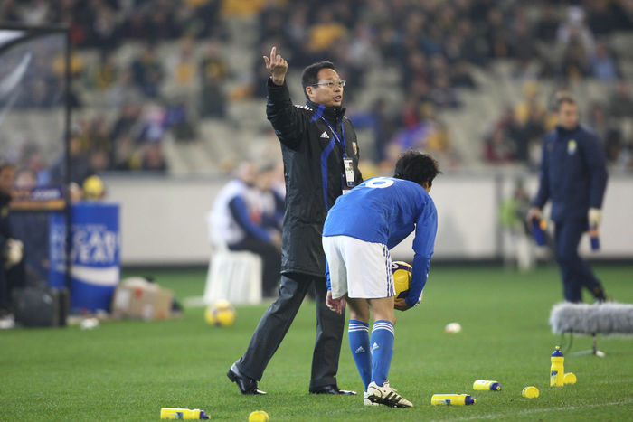 2010 FIFA World Cup Asia Final Qualifier Takeshi Okada: Melbourne, Australia, June 17, 2009   Takeshi Okada, left, Japan  39 s head coach, sends signals to his players on the pitch during Wednesday  39 s FIFA World Cup qualifier in Melbourne, Australia, on June 17, 2009. Japan was ahead of Australia 1 0 in the first half but the undefeated Australia came from behind in the second half and the Japan and Australia qualified for next year  39 s World Cup, joining host South Africa in the 32  nation field.  Photo by YUTAKA AFLO SPORT   1040 .