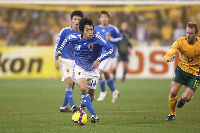 2010 FIFA World Cup Asia Final Qualifier Kengo Nakamura: Melbourne, Australia, June 17, 2009   Kengo Nakamura, center, dribbles the ball during Wednesday  39 s FIFA World Cup qualifier in Melbourne, on June 17, 2009. Japan was ahead of Australia 1 0 in the first half but the undefeated Australia came from behind in the second half and edged Japan 2 1. Japan and Australia qualified for next year  39 s World Cup, joining host South Africa in the 32 nation field. 1040 