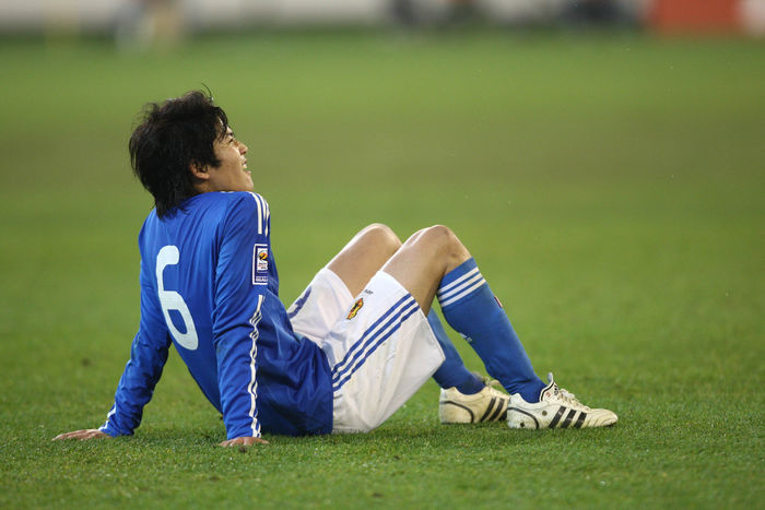 2010 FIFA World Cup Asia Final Qualifying Round Japan loses to Australia Atsuto Uchida: Melbourne, Australia, June 17, 2009   Dejected Atsuto Uchida sits on the pitch as Japan bowed to Australia 1 2 in Wednesday  39 s FIFA World Cup Japan was ahead of Australia 1 0 in the first half but the undefeated Australia came from behind in the second half and edged Japan 2 1. Japan and Australia qualified for next year  39 s World Cup, joining host South Africa in the 32 nation field. YUTAKA AFLO SPORT   1040 .