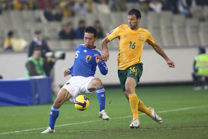 2010 FIFA World Cup Asia Final Qualifier Yuto Nagatomo: Melbourne, Australia, June 17, 2009   Japan  39 s Yuto Nagatomo, left, and Mile Sterjovski of Australia vie for control of the ball during Wednesday  39 s FIFA World Cup qualifier in Melbourne, Australia, on June 17, 2009. Japan was ahead of Australia 1 0 in the first half but the undefeated Australia came from behind in the second half and edged Japan 2 1. Japan and Australia qualified for next year  39 s World Cup, joining host South Africa in the 32 nation field.  Photo by YUTAKA AFLO SPORT   1040 .