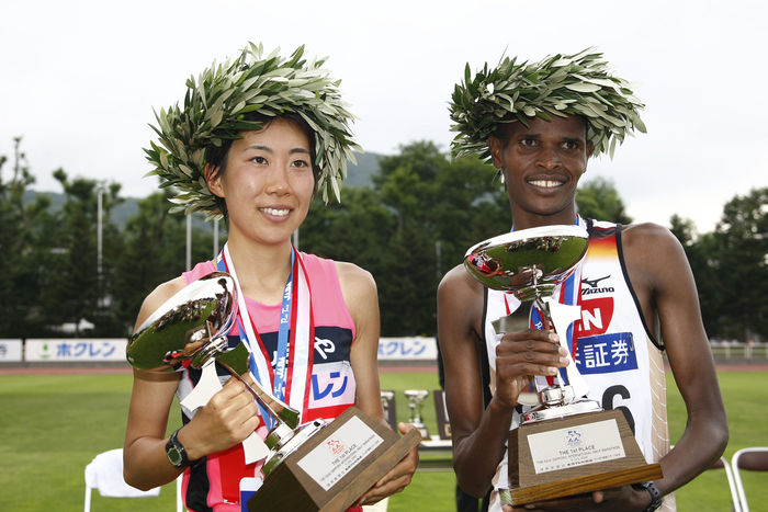 2009 Sapporo International Half Marathon   Nakamura Wins Women s Race, Gedeon Wins Men s Race Yurika Nakamura  JPN  Gatuny Gedion  KEN  Marathon: July 5, 2009, Sapporo, Japan   8211  Yurika Nakamura of Japan and Kenya  39 s Ngatuny Gedion pose for photographers with their trophies following their respective victories in the women  39 s and men  39 s race during Sunday  39 s Sapporo International Half Marathon in Sapporo, Sapporo, Japan. International Half Marathon in Sapporo, Hokkaido, on July 5, 2009.  Photo by YUTAKA AFLO SPORT   1040 .