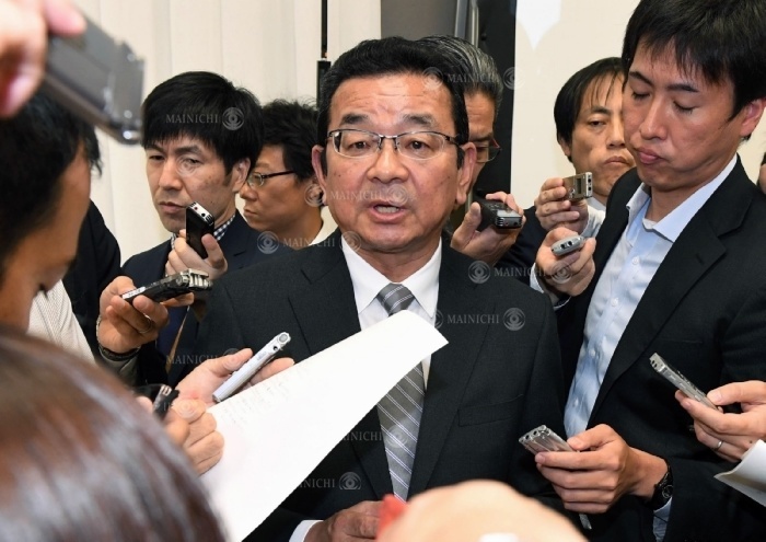 Takahiro Hachigo, President of Honda, surrounded by reporters after the press conference Honda President Takahiro Hachigo  center  is surrounded by reporters after a press conference in Minato ku, Tokyo, October 4, 2017, 4:19 p.m. Photo by Taro Fujii