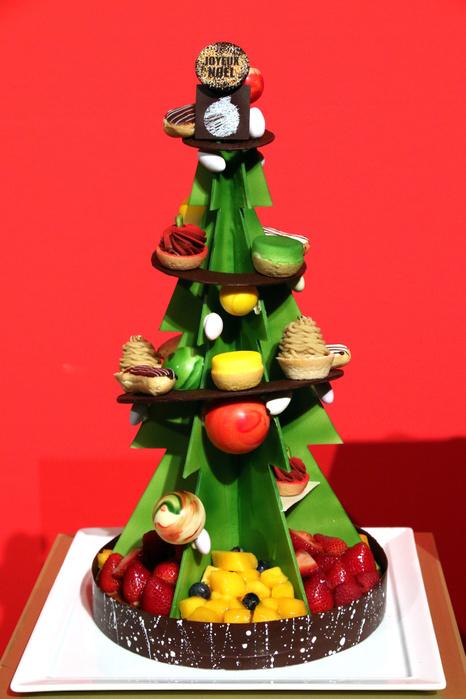Prince Hotel Christmas Cake Reservations Now Open October 12, 2017, Tokyo, Japan   A Christmas tree shaped Christmas cake  Sapin de Noel  priced 18,000 yen is displayed at a press preview for the Prince Hotels chain s Christmas cake collection at the Prince Park Tower hotel  in Tokyo on Thursday, Octoebr 12, 2017. The hotel chain started to accept orders and will deliver before Christmas Day.    Photo by Yoshio Tsunoda AFLO  LWX  ytd  