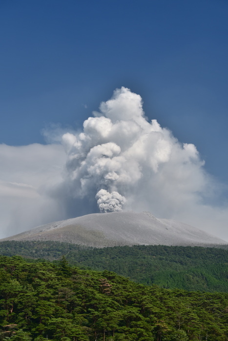 Shinmoedake erupts for the first time in 6 years Shinmoedake, which erupted for the first time in about six years. Taken from near Arayu Onsen, Kirishima City, Kagoshima Prefecture, Japan, October 12, 2017.