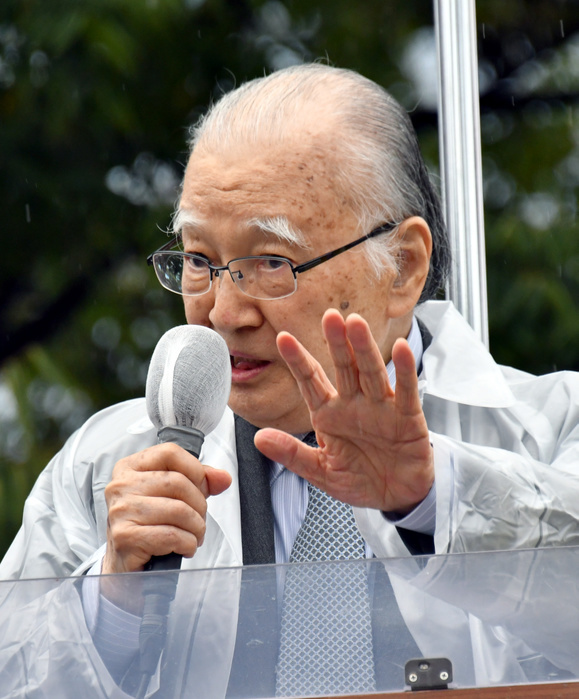 2017 House of Representatives Election: Communist Party s Mr. Fuwa speaks in Higashi Kurume October 15, 2017, Higashi Kurume, Japan   Tetsuzo Fuwa, former chairman of the Japanese Communist Party, campaigns for a local candidate from his party Tetsuzo Fuwa, former chairman of the Japanese Communist Party, campaigns for a local candidate from his party running in the October 22 general election during a rally at Higashi Kurume in the western suburbs of Tokyo on a rainy Sunday, October 15, 2017. Communists seek cooperation with other opposition forces in the lower house election to boost opposition chances against Prime Minister Shinzo Abe  Photo by Natsuki Sakai AFLO  AYF  mis 