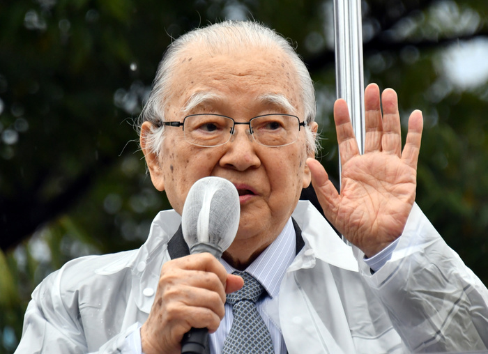2017 House of Representatives Election: Communist Party s Mr. Fuwa speaks in Higashi Kurume October 15, 2017, Higashi Kurume, Japan   Tetsuzo Fuwa, former chairman of the Japanese Communist Party, campaigns for a local candidate from his party Tetsuzo Fuwa, former chairman of the Japanese Communist Party, campaigns for a local candidate from his party running in the October 22 general election during a rally at Higashi Kurume in the western suburbs of Tokyo on a rainy Sunday, October 15, 2017. Communists seek cooperation with other opposition forces in the lower house election to boost opposition chances against Prime Minister Shinzo Abe  Photo by Natsuki Sakai AFLO  AYF  mis 