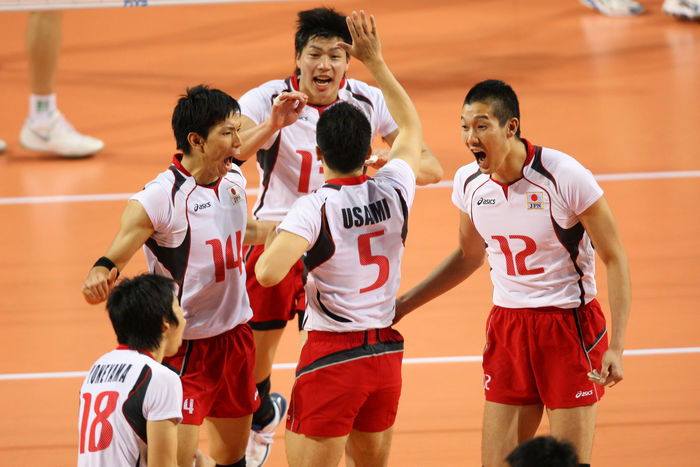Japan wins second match against Bulgaria Japan  JPN  Volleyball: July 5, 2009, Tokyo, Japan   Member of Japanese volleyball team congraculate each other on scoring points over Bulgaria during Japan edged Bulgaria 3 2.  Photo by AFLO SPORT   1045 .