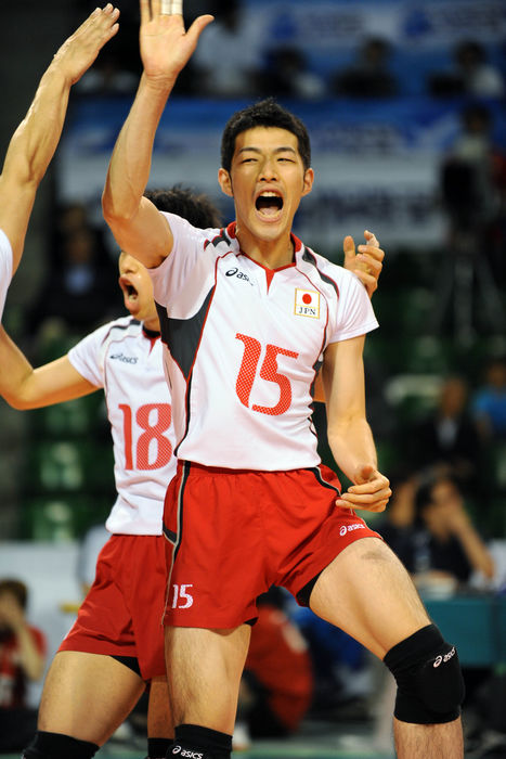 Japan wins second match against Bulgaria Takaaki Tomimatsu JPN  Volleyball: July 5, 2009, Tokyo, Japan   Takaaki Tomimatsu is in jubilation after scoring a point over Bulgaria during Sunday  39 s World Japan edged Bulgaria 3 2.  Photo by AFLO SPORT   1045 .
