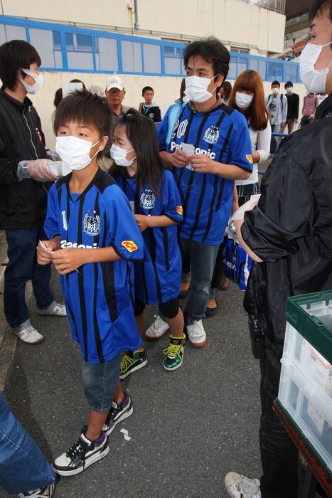 Japanese soccer fans have their body temperatures checked by a thermographic camera before entering a stadium in Osaka, western Japan, for South Korean team edged Japan in a 2-1 narrow victory in the Group F. More than 250 swine flue infections were in Japan as of of of Osaka, western Japan, for an AFC Champions League match between Gamba Osaka and FC Seoul on Wednesday, May 20, 2009. More than 250 swine flu infections were in Japan as of May 20. (Photo by AFLO SPORT) [1045].