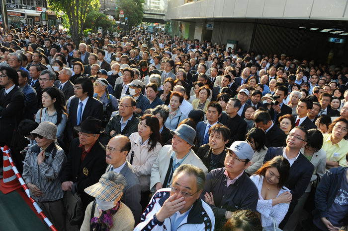 A huge crowd turns out to listen to both Yukio Hatoyama and Katsuya Okada, the two candidates for Japan Democratic Party's The main opposition party lawmakers choose their new leader on Saturday The new leader will most likely become Japan's new prime minister should The Democratic Party win the next Lower House election to be held by the fall. (Photo by AFLO) [1045].