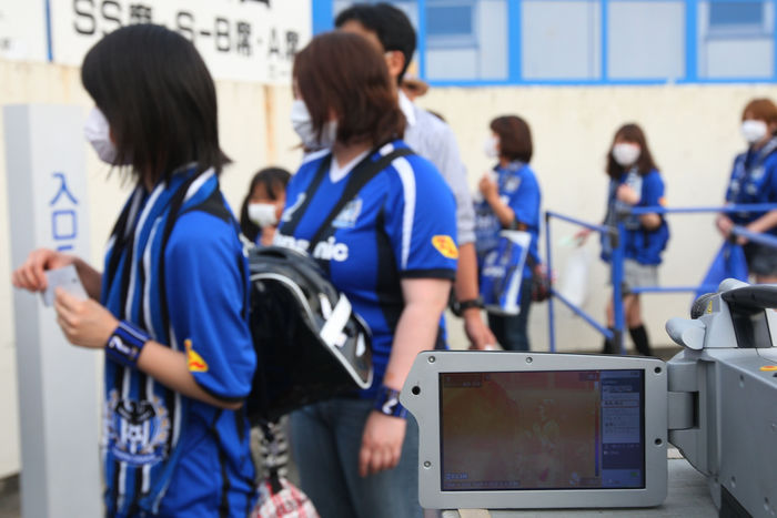 Japanese soccer fans have their body temperatures checked by a thermographic camera before entering a stadium in Osaka, western Japan, for South Korean team edged Japan in a 2-1 narrow victory in the Group F. More than 250 swine flue infections were in Japan as of of of Osaka, western Japan, for an AFC Champions League match between Gamba Osaka and FC Seoul on Wednesday, May 20, 2009. More than 250 swine flu infections were in Japan as of May 20. (Photo by AFLO SPORT) [1045].