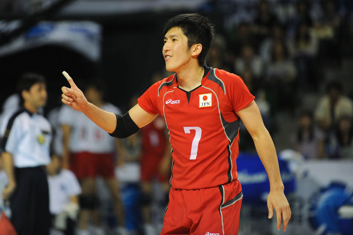 Japan wins second match against Bulgaria Yusuke Inoue  JPN  Volleyball: July 5, 2009, Tokyo, Japan   Yusuke Inoue sends hand signals to his teammates during Sunday  39 s World League volleyball game Japan edged Bulgaria 3 2.  Photo by AFLO SPORT   1045 .