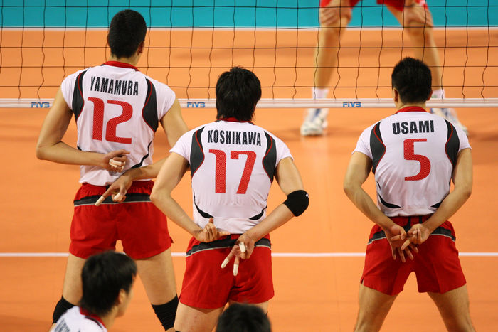 Japan wins second match against Bulgaria Japan  JPN  Volleyball: July 5, 2009, Tokyo, Japan   A trio of Japanese front line players flashes hand signals to the rear guard during Sunday  39 s World Japan edged Bulgaria 3 2.  Photo by AFLO SPORT   1045 .