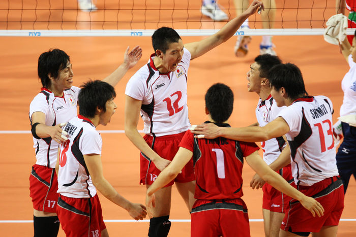 Japan wins second match against Bulgaria Japan  JPN  Volleyball: July 5, 2009, Tokyo, Japan   Member of Japanese volleyball team congraculate each other on scoring points over Bulgaria during Japan edged Bulgaria 3 2.  Photo by AFLO SPORT   1045 .