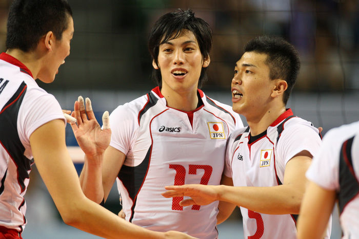 Japan wins second match against Bulgaria . Japan  JPN  Volleyball: July 5, 2009, Tokyo, Japan   Member of Japanese volleyball team congraculate each other on scoring points over Bulgaria during Japan edged Bulgaria 3 2.  Photo by AFLO SPORT   1045 .