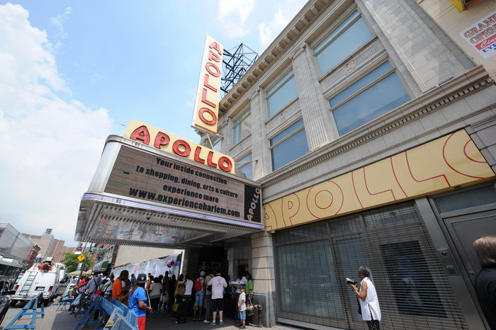 The Apollo Theater Honors the Memory of Michael Jackson, Jun 30, 2009 : The Apollo Theater Honors the Memory of Michael Jackson with Public MemorialThe Apollo Theater, NYC 06-30-2009 (Photo by AFLO) [0449].