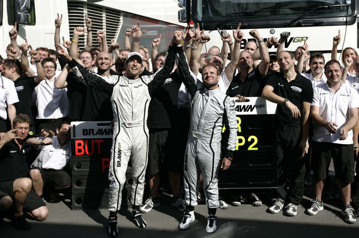 Motorsports   Formula 1: World Championship 2009, GP of Spain  L R  Jenson Button, Rubens Barrichello  Brawn GP , MAY 10, 2009   F1 : First placed Jenson Button of Great Britain and Brawn GP and second placed Rubens Barrichello of Brazil and Brawn GP celebrate with team in the paddock following the Spanish Formula One Grand Prix at the Circuit de Catalunya in Barcelona, Spain.  Photo by AFLO   0906      Local Caption         www.hoch zwei.net     copyright: HOCH ZWEI   Juergen Tap    