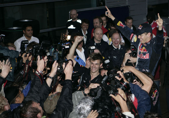 Motorsports   Formula 1: World Championship 2009, GP of China Sebastian Vettel  Red Bull , APRIL 19, 2009   F1 : Sebastian Vettel of Germany and Red Bull Racing celebrates with his team after winning the Chinese Formula One Grand Prix at the Shanghai International Circuit in Shanghai, China.  Photo by AFLO   0906      Local Caption         www.hoch zwei.net     copyright: HOCH ZWEI   Michael Kunkel    