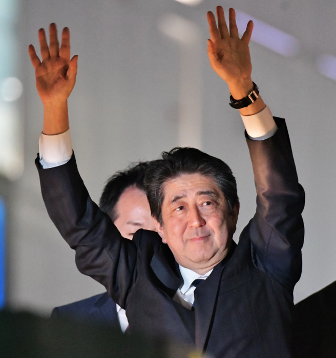 Lower house election campaign rally Shinzo Abe, October 18, 2017, Tokyo, Japan : Japan s Prime Minister Shinzo Abe waves to voters during the stump speech near the Ikebukuro Station in Tokyo, Japan on October 18, 2017.