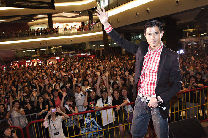Aaron Kwok holds his concert at Singapore            Aaron Kwok, Apr 21, 2009 : Aaron Kwok holds his concert at Singapore.April 21,2009.Hongkong.  Photo by Top Photo AFLO   2169 