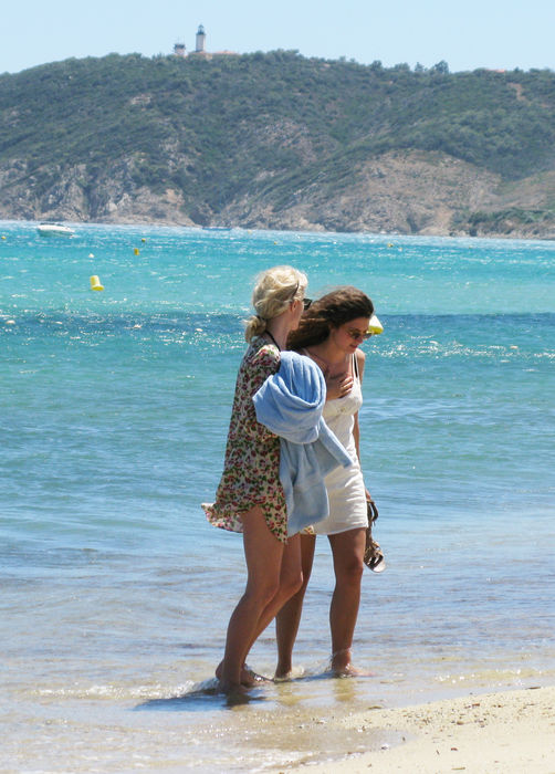 Joel Richardson with daughter Daisy walking on the Beach. Club 55 Beach. Joel Richardson and Daisy, Jun 18, 2009 : Joel Richardson, Natashas sister, with daughter Daisy walking on the Beach. Club 55 Beach. St Tropez, France. Saturday, July 18, 2009.  Photo by Celebrity Vibe AFLO   2361 