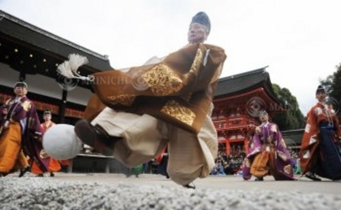 Members of the Kemari Preservation Society, dressed in colorful costumes, perform the first Kemari ceremony at Shimogamo-jinja Shrine in Sakyo-ku, Kyoto. Shimogamo-jinja Shrine, Sakyo-ku, Kyoto, January 4, 2009, 2:39 p.m. (Photo by Ryoichi Mochizuki, Kyoto, Japan)