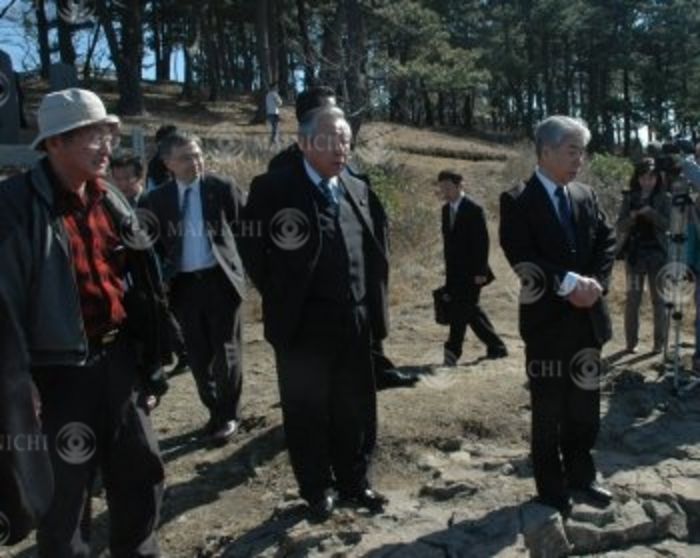 Suicide Prevention Shigeru Konoike (center), Vice President of the Board of Trustees, and President Otsuji (right), visit Tojinbo guided by Shigeru Konoike (far left), Vice President of the Board of Trustees, and President Otsuji (right), in Sakai City, Fukui Prefecture, Japan, March 1, 2009, 10:23 AM, photo by Yoichi Okubo, Fukui Prefecture, Japan.