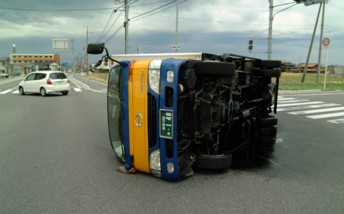 Strong winds A truck overturned while making a left turn--Oyama/Tottori, A truck overturned due to strong winds while making a left turn at Tokoroko, Oyama-cho, March 13, 2009 at 3:40 p.m.; photo by Hiroto Komatsubara, Japan, Tottori Prefecture, Oyama Town.