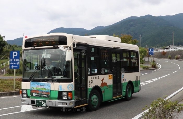  From the site of the selection process   17 House of Representatives election: Temporary buses run along the foot of Mt. Temporary buses running at the foot of Mt. Katsuragi and Mt. Kongo. Depopulation control project bonds will be used to pay for the commissioning, in Gosho City, October 9, 2017, 9:54 a.m.  photo by Hiroshi Fujiwara.