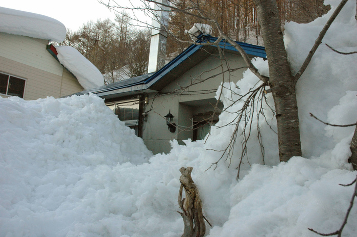 ［One year after the Yubari bankruptcy, an elderly man who lived alone was found dead in front of his home after falling to his death from snow, (Photo by Mainichi Newspaper/AFLO) [2400].