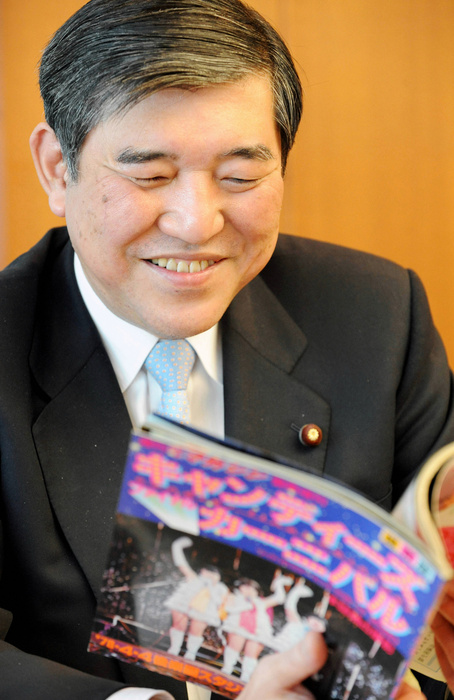 ［Defense Minister Ishiba talks about his thoughts on Candies in My Heart, (Photo by Mainichi Newspaper/AFLO) [2400].