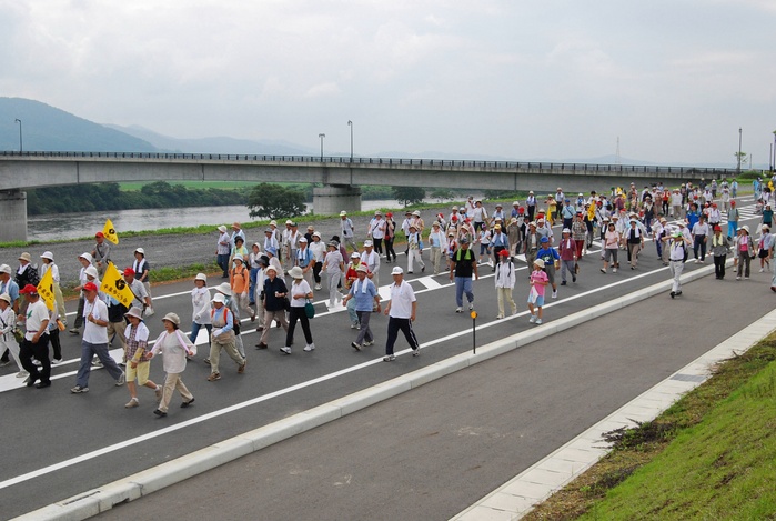 Bypass Walking: 200 people rejoice before the opening of the Hiraizumi Bypass / Iwate, (Photo by Mainichi Newspaper/AFLO) [2400].
