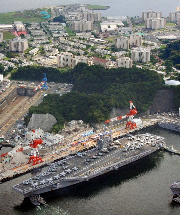 The U.S. Navy nuclear-powered aircraft carrier USS George Washington arrives at Yokosuka Air Base, (Photo by Mainichi Newspaper/AFLO) [2400].