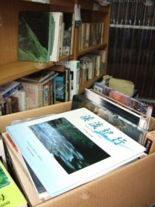 The Southern Alps Mountain Library has already donated about 4,000 books for its opening next spring in Jomatakyo / Shizuoka, (Photo by Mainichi Newspaper/AFLO) [2400].