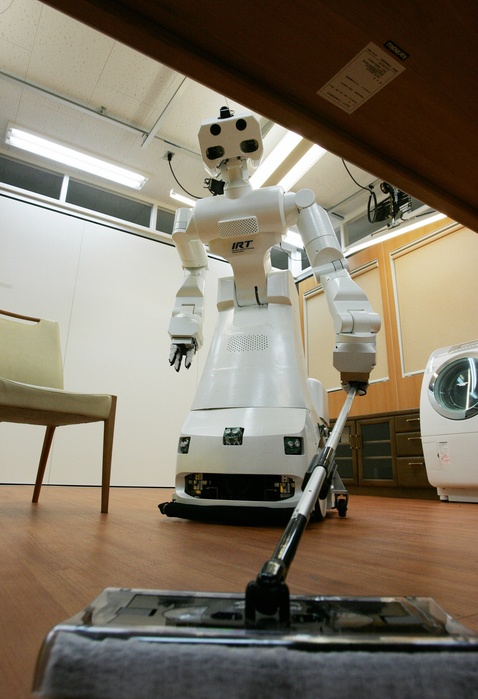 Household cleaning robot developed by the University of Tokyo, Toyota Motor Corp. and others, (Photo by Mainichi Newspaper/AFLO) [2400].