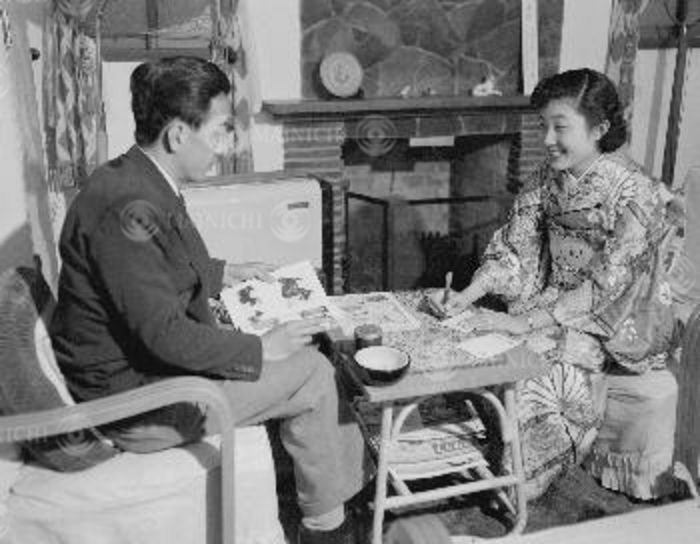 Mr. and Mrs. Ikeda Mr. and Mrs. Takamasa and Mrs. Atsuko Ikeda, welcoming the New Year at their new home in Okayama City, December 26, 1952. Takamasa Ikeda and his wife Atsuko  Jungu  welcoming the New Year at their new home in Okayama City, December 26, 1952  20070116, Osaka PDB  Photo by Mainichi Newspaper AFLO  December 26, 1952   2400 .