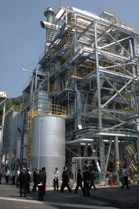 Kawabe Biomass Power Plant Biomass Power Plant Completed in Kawabe Town Reduces 43,000 Tons of CO2 Emissions Annually Using Waste Wood and Logs as Fuel The completed boiler tower of the Kawabe Biomass Power Plant in Kamikawabe, Kawabe Town, Gifu Prefecture  photo taken May 24, 2007.