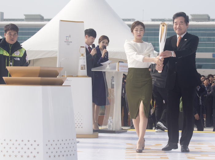 Former Olympic figure skating champion Yuna Kim of South Korea and South Korean Prime Minster Lee Nak Yeon walk together to light the cauldron with the Olympic flame during the Olympic flame arrival ceremony at the Incheon International Airport in Incheon Yuna Kim and Lee Nak Yeon, Nov 1, 2017 : Former Olympic figure skating champion Yuna Kim  C  of South Korea and South Korean Prime Minster Lee Nak Yeon walk together to light the cauldron with the Olympic flame during the Olympic flame arrival ceremony at the Incheon International Airport in Incheon, west of Seoul, South Korea. The Olympic flame arrived in Incheon, South Korea on Wednesday and it is going to be passed across the country during a 100 day tour until the opening ceremony of the 2018 PyeongChang Winter Olympics which will be held for 17 days from February 9   25, 2018.  Photo by Lee Jae Won AFLO   SOUTH KOREA 