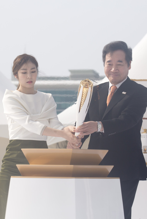 2018 PyeongChang Olympics Preview Yuna Kim and Lee Nak Yeon, Nov 1, 2017 : Former Olympic figure skating champion Yuna Kim  L  of South Korea and South Korean Prime Minster Lee Nak Yeon light the cauldron with the Olympic flame during the Olympic flame arrival ceremony at the Incheon International Airport in Incheon, west of Seoul, South Korea. The Olympic flame arrived in Incheon, South Korea on Wednesday and it is going to be passed across the country during a 100 day tour until the opening ceremony of the 2018 PyeongChang Winter Olympics which will be held for 17 days from February 9   25, 2018.  Photo by Lee Jae Won AFLO   SOUTH KOREA  