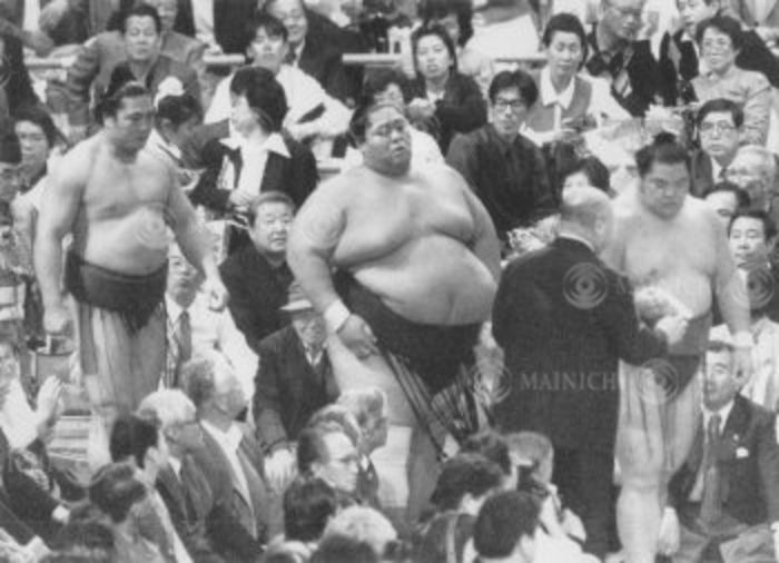 Grand Sumo Tournament  Tomoe  The Chishuuraku of the 1990 Spring Tournament. The drawing of lots for the pairings  from right : Kitakatsumi, Konishiki, and Kirishima. Yokozuna Kitakatsumi  2 0, 1 loss  won the cup in the first Tomoe match in a quarter of a century, but fans questioned the rules, asking  Why not give the Sekiwake Kirishima, who lost one match to one, another chance   March 25, 1990, at Aichi Prefectural Gymnasium March 25, 1990, Osaka   Osaka Prefectural Gymnasium