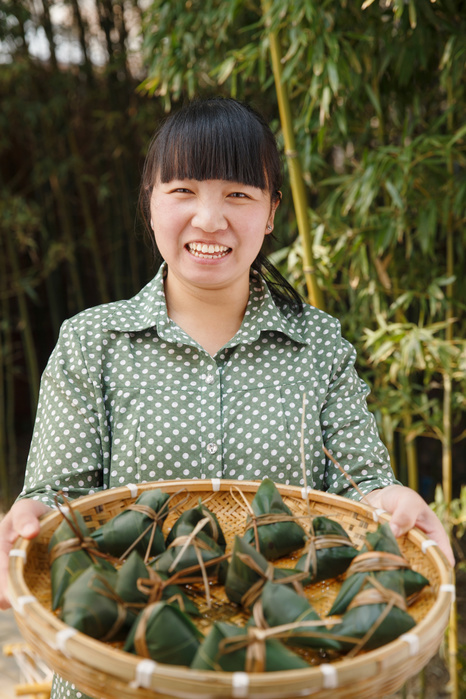 Middle-aged women are making zongzi